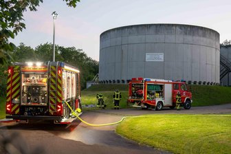 Feuerwehreinsatz an Kläranlage Kriebethal: Wie hoch war das Risiko für die Anwohner trotz Gaslecks wirklich? - Wegen einer Havarie an der Kläranlage Kriebethal waren Feuerwehren im Einsatz.