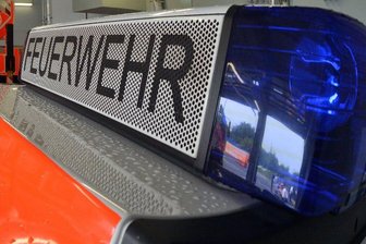 Feuerwehreinsatz: Baumverschnitt steht in Flammen - 
