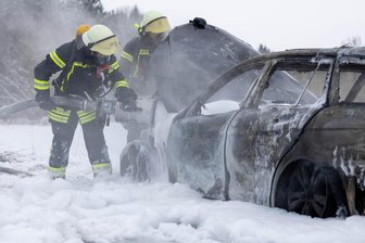 Feuerwehreinsatz bei Brand-Erbisdorf: Auto brennt völlig aus - Ein Mercedes brannte am Samstagvormittag bei Langenau, Stadtteil von Brand-Erbisdorf, aus.