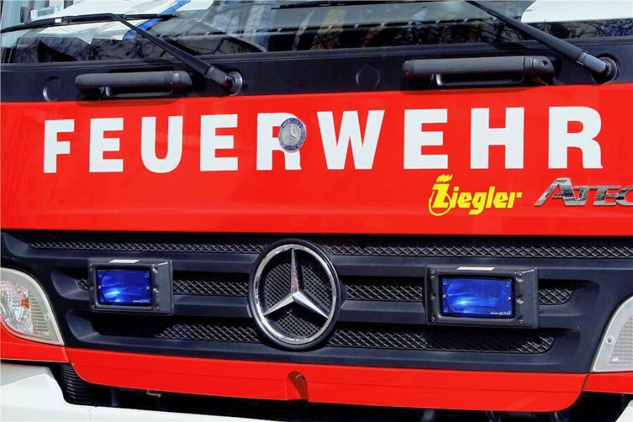 Feuerwehreinsatz bei FES in Zwickau dauert rund vier Stunden: Batterien sorgen für Brand - Die Berufsfeuerwehr ist auf dem Gelände einer Firma an der Crimmitschauer Straße im Einsatz.