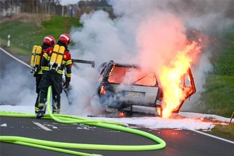 Feuerwehreinsatz bei Leisnig: Panne verzögerte Löscharbeiten - Die Minkwitzer Landstraße war für den Löscheinsatz voll gesperrt.