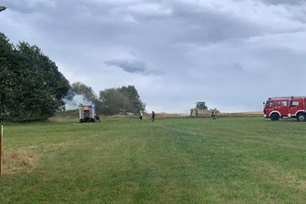 Feuerwehreinsatz bei Zschopau: Feld geht in Flammen auf - Mehrere Feuerwehren der Region waren am Sonntagnachmittag bei Zschopau im Einsatz. Auch der Landwirt half mit.