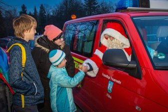 Feuerwehreinsatz für den Weihnachtsmann in Flöha und Falkenau -