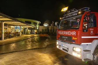 Feuerwehreinsatz: Im Actinon Bad Schlema gerät Schaltschrank in Brand - Die Feuerwehr musste in der Nacht zu Dienstag zum Actinon nach Bad Schlema ausrücken. Dort hatte die Brandmeldeanlage angeschlagen.