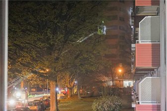 Feuerwehreinsatz im Chemnitzer Flemminggebiet - Gegen Mitternacht rückte die Feuerwehr in der Achatstraße an. Zum Einsatz kam auch eine Drehleiter.