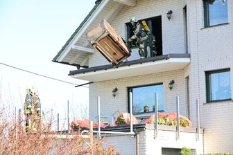Feuerwehreinsatz im Erzgebirge: Brand in Wohnhaus – 100.000 Euro Schaden - Der Brand brach im Obergeschoss aus, auf dem Bild die Feuerwehr bei den Aufräumarbeiten.