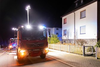 Feuerwehreinsatz im Erzgebirge: Fahrrad-Akku gerät in Brand - Feuerwehreinsatz am späten Montagabend in Thalheim: Ein Fahrrad-Akku war in Brand geraten.