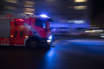 Feuerwehreinsatz im Erzgebirge: Polizei sucht nach Brand in Zschopau vier Jugendliche - Die Feuerwehr war am Sonntag in Zschopau im Einsatz.