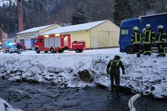 Feuerwehreinsatz im Erzgebirge: Rettungskräfte müssen bei Regen und Tauwetter Ölsperren errichten - Ölverschmutzung in Hallbach: Von der Feuerwehr wurden mehrere Ölsperren errichtet.