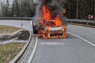 Feuerwehreinsatz im oberen Vogtland: Kia brennt mitten auf der Straße aus - Ein Kia brannte Montagnachmittag auf der Kärrnerstraße in Wohlhausen.