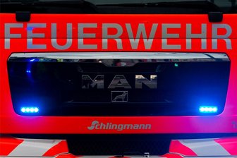 Feuerwehreinsatz im oberen Vogtland: Nachbar verhindert Schlimmeres - Am frühen Montagabend rückten mehrere Feuerwehren zu einem Brand in Muldenhammer aus.