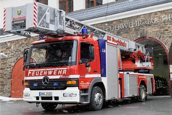 Feuerwehreinsatz in Annaberg-Buchholz: Rauchentwicklung in Hostel - Kameraden der Freiwilligen Feuerwehr Buchholz mussten am Freitagvormittag mit ihrer Drehleiter ausrücken. Der Rauchmelder eines Hostels hatte angeschlagen.