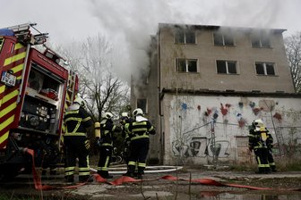Feuerwehreinsatz in Auerbach am Sonntagnachmittag: Das war der Grund - Das Verwaltungsgebäude des früheren Kohlehandels brannte in Auerbach.