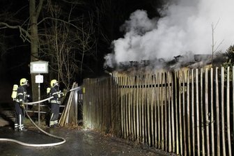 Feuerwehreinsatz in Chemnitz - Gartenlaube brennt -