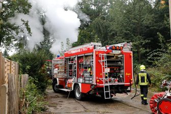 Feuerwehreinsatz in Chemnitz: Müll brennt in Garage - Bei dem Brand entwickelte sich starker Rauch.
