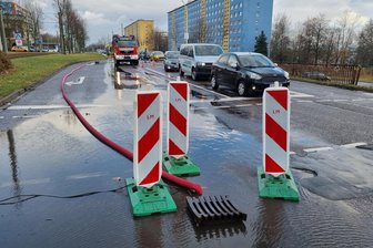 Feuerwehreinsatz in Chemnitz: Stollberger Straße teils unter Wasser -