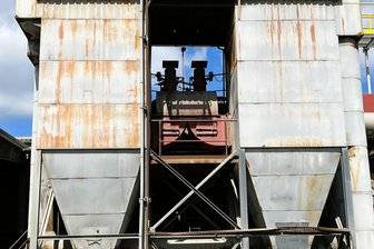Feuerwehreinsatz in der Feinhütte Halsbrücke: Geschäftsführer nennt Details zum Vorfall - Blick auf die Beth-Filter. Hier war am 11. Mai 2025 Polyester-Nadelfilz ins Glimmen geraten.