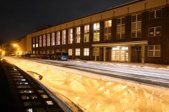 Feuerwehreinsatz in der Meeraner Stadthalle: Was war da los? - Die Feuerwehr war zu nächtlicher Stunde in der Stadthalle in Meerane im Einsatz.
