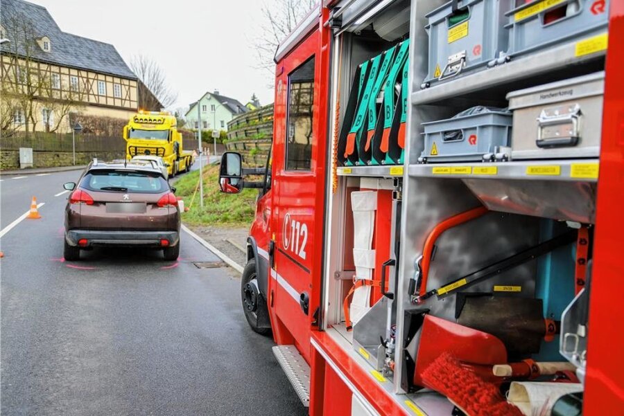 Feuerwehreinsatz in Grünstädtel wegen Auffahrunfall - Freitagfrüh musste in Grünstädtel wegen eines Auffahrunfalls die Feuerwehr ausrücken. 