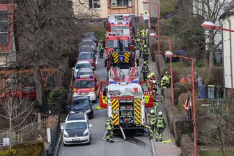 Feuerwehreinsatz in Hohenstein-Ernstthal: Das war der Grund - Die Straße „Am Grund“ war während eines Feuerwehreinsatzes am Dienstag voll gesperrt.