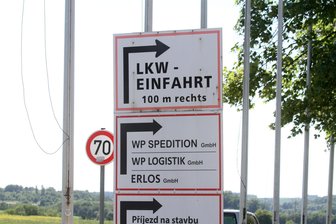 Feuerwehreinsatz in Lichtentanne: Brand bricht in Container mit Altbatterien aus - Auf dem Betriebsgelände an der Straße der Einheit in Schönfels war die Feuerwehr im Einsatz.