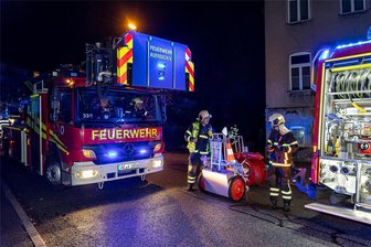 Feuerwehreinsatz in Obdachlosenunterkunft im vogtländischen Auerbach - Löscheinsatz in der Auerbacher Gartenstraße in der Nacht zum Sonntag. Rauch hatte die Brandlöscher auf den Plan gerufen.