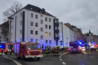 Feuerwehreinsatz in Plauen legt Verkehr lahm - Aufgrund eines Einsatz war die Siegener Straße in Plauen am späten Freitagnachmittag komplett gesperrt.