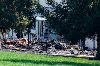 Feuerwehreinsatz in Waldenburg: Carport brennt nieder - Die Überreste von Wohnanhänger und Carport nach dem Brand in Waldenburg.
