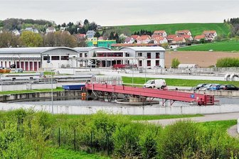 Feuerwehreinsatz in Weidensdorf: Warum waren die Helfer am Freitagabend in der Kläranlage? - Blick zur Kläranlage in Weidensdorf: Hier war am Freitagabend die Feuerwehr im Einsatz.