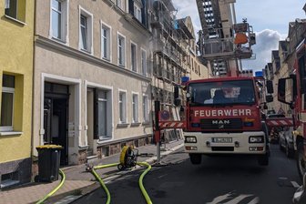 Feuerwehreinsatz: Küchenherd in Hartha steht in Flammen - Brand in Hartha: Diesmal war die Goethestraße nicht wie sonst beidseitig zugeparkt.