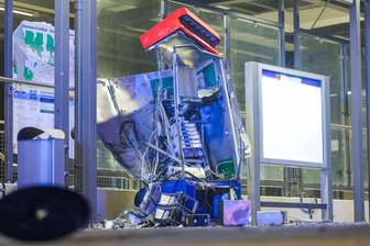 Feuerwehreinsatz nach Explosion auf Bahnhof in Hohenstein-Ernstthal: 30.000 Euro Schaden - Ein Bild der Zerstörung bot sich den Einsatzkräften in der Nacht am Bahnhof in Hohenstein-Ernstthal.