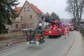 Feuerwehreinsatz: Rettungsdienst benötigt Drehleiter - Am Sonntag rückte die Feuerwehr mit einer Drehleiter zu einem Gebäude in Penig an, um dort den Rettungsdienst bei der Versorgung eines Notfalls zu unterstützen.