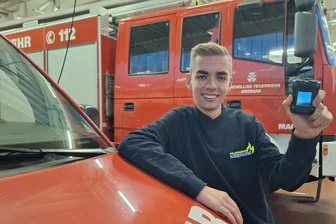 Feuerwehreinsatz sprengt Party: Warum Finn Teichmann aus Meerane seinen 18. Geburtstag garantiert nicht vergessen wird - Finn Teichmann gehört zum ersten Löschzug der Freiwilligen Feuerwehr aus Meerane. Kurz nach der Übergabe des Funkmeldeempfängers ging es an seinem 18. Geburtstag zum ersten Einsatz.