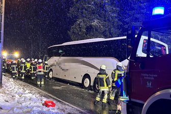 Feuerwehreinsatz und Hutzenabend: Bus rutscht im Erzgebirge bei Winterwetter in Leitplanke - Die winterglatte Fahrbahn im Erzgebirge ist einem Bus zum Verhängnis geworden.