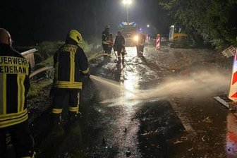 Die Freiwillige Feuerwehr Oederan war am Freitag zwischen 20.20 und 23.30 Uhr mit 14 Kräften und drei Fahrzeugen ausgerückt, um Straßen wieder befahrbar zu machen und Betroffene mit Sandsäcken auszustatten.