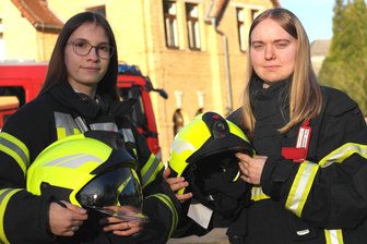 Feuerwehren aus Geringswalde: Freude über neuen Kopfschutz - Josie Herbst (l.) und Michelle Porsche wechselten 2023 in den aktiven Dienst.