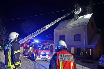 Feuerwehren aus Lichtenstein und Bernsdorf im Einsatz: Das war der Grund - Von der Drehleiter aus kontrollierten und reinigten die Feuerwehrleute den Schornstein.