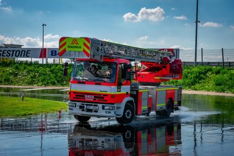 Feuerwehren aus Oelsnitz und Chodov üben am Sachsenring - Ein Feuerwehrfahrzeug beim Sicherheitstraining auf dem Sachsenring.