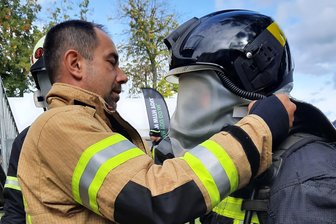 Feuerwehren aus Ost und West trainieren im Vogtland: Bernsgrün zum dritten Mal Gastgeber für Atemschutztage - Das verblendete Visier der Atemschutzmaske simuliert den Einsatz unter Rauch.
