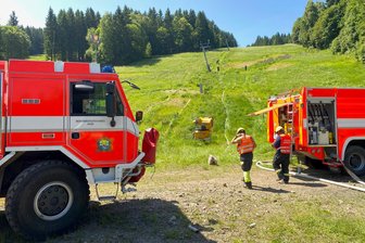 Feuerwehren bei Brand im Skigebiet gefordert: Erzgebirger trainieren mit Tschechen für Ernstfall - Die Schläuche mussten für die Feuerwehr-Übung über 600 Meter bergauf verlegt werden.