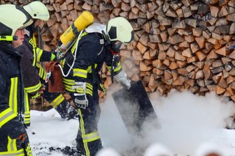 Feuerwehren bekämpfen Kellerbrand in Burkhardtsgrün - Die Feuerwehr löschte das Brandgut im Freien vollständig ab.