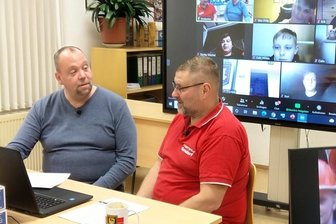Feuerwehren beklagen Rückstau in der Ausbildung - Durch die Pandemie hat sich bei der Onlineausbildung eine Kooperation der Jugendfeuerwehrwarte entwickelt. Im Foto der Lugauer Frank Thümmel (links) und der Gersdorfer René Uhlig.