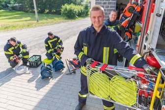 Feuerwehren eilen ins Katastrophengebiet - Zugführer Marco Unger (vorn), Andre Gola (hinten, von links), Maik Schmiedel und Denny Weidensdorfer von der Freiwilligen Feuerwehr Langenau haben sich am Donnerstag auf den Einsatz in der Sächsischen Schweiz vorbereitet. Hilfe kommt auch aus anderen Orten in Mittelsachsen.