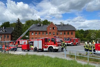 Feuerwehren im Erzgebirge alarmiert: Brand im Dachstuhl schnell gelöscht - Ein Großaufgebot an Feuerwehrleuten, Rettungsdienst und Polizei ist am Donnerstagnachmittag wegen eines Dachstuhlbrandes alarmiert worden.