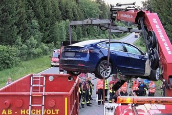 Feuerwehren im Erzgebirge: Wie sie sich auf Einsätze mit Elektroautos einstellen - Der in den Unfall verwickelte Tesla musste zur Quarantäne in einen Spezialcontainer. 