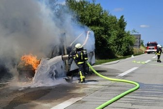 Feuerwehren in Penig: A 72 ist weiterhin Einsatzschwerpunkt - Ein Imbisswagen war im Juni 2025 auf der A 72 bei Niederfrohna in Brand geraten.
