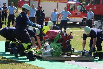 Feuerwehren in Weischlitz erhalten neue Schutzausrüstung - Die Reuther Feuerwehr - hier bei einem Löschangriff - hat viele junge Mitglieder.