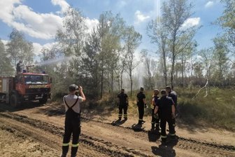 Feuerwehren kämpfen gegen Waldbrand: "Der Puls geht hoch" - Zahlreiche Einsatzkräfte aus dem Landkreis Mittelsachsen sind am Montag und Dienstag zu einem großen Waldbrand im Gebiet Gohrischheide an der Landesgrenze zu Brandenburg geeilt. Eine Herausforderung: Das Areal ist munitionsbelastet. Im Bild ein Tanklöschfahrzeug der Freiwilligen Feuerwehr Flöha. 