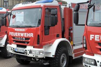 Feuerwehren rücken wegen Rauch in Erdmannsdorfer Mehrfamilienhaus aus - 