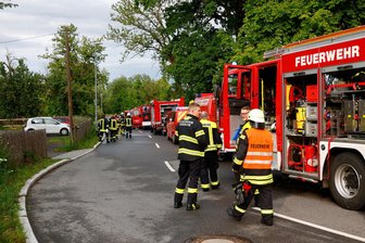 Feuerwehren rücken aus: Chlorbleiche-Unfall in Jugendeinrichtung in Schönberg-Tettau führt zu Atembeschwerden bei zehn Personen - Die Feuerwehren aus Schönberg, Pfaffroda und Meerane waren am Samstag im Großeinsatz.
